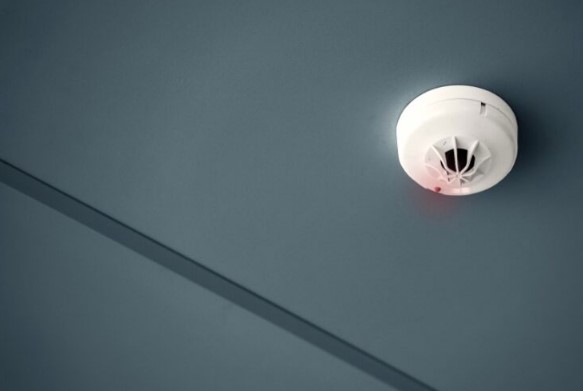 Почему мой дымовой извещатель пищит?